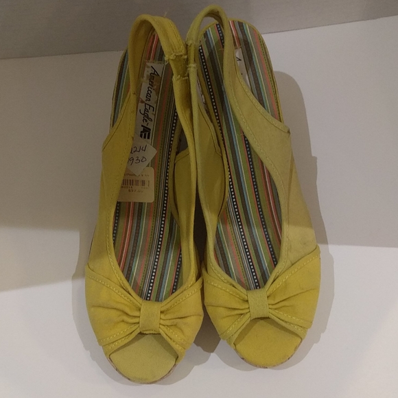 👠👠Mustard open toe wages by American Eagle 👠 - Picture 2 of 7